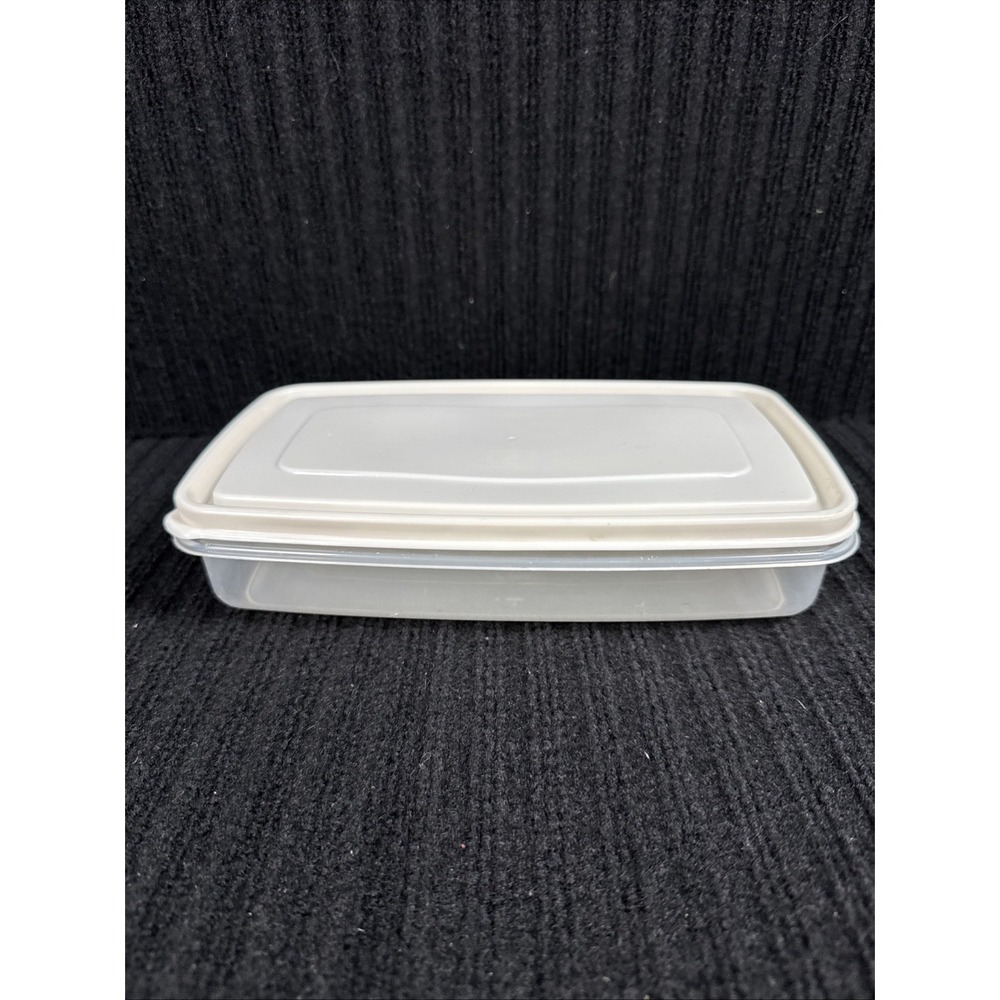 Rubbermaid Servin Saver Storage Container # 5 4 Cup Almond Lid Rectangle USA